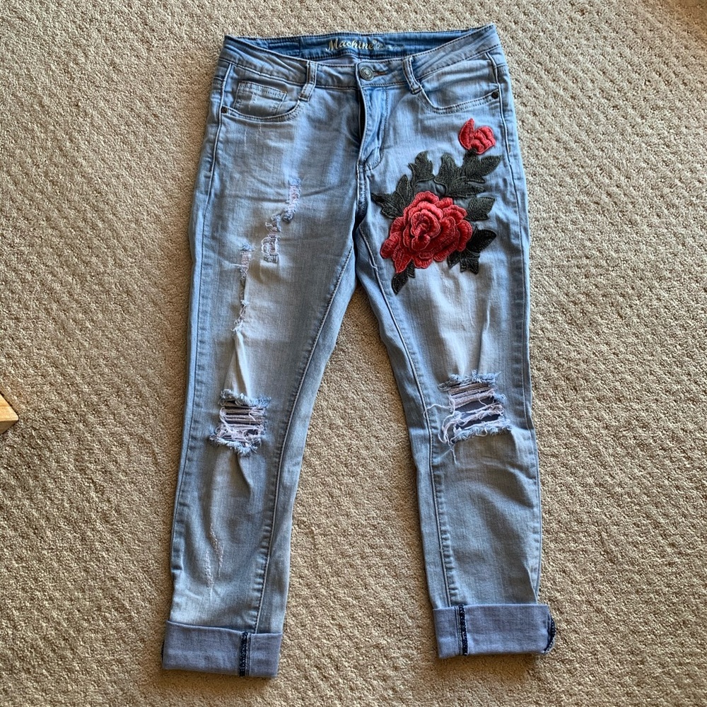 ❌SOLD❌Rose stitching detail 3/4 cropped jeans